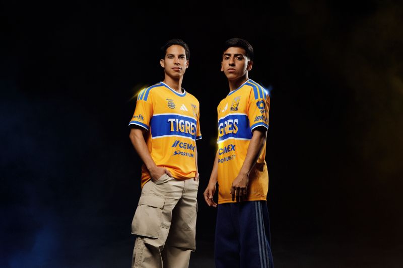 Jersey Tigres 2026–2027 – adidas Fotografía promocional del jersey de local de Tigres 2026–2027 con dos personas portando la indumentaria auriazul.