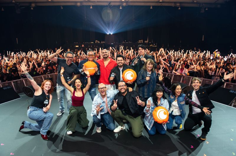 Fotografía grupal en plano general tomada desde una perspectiva elevada en el escenario del Thunder Stage de CCXP México.