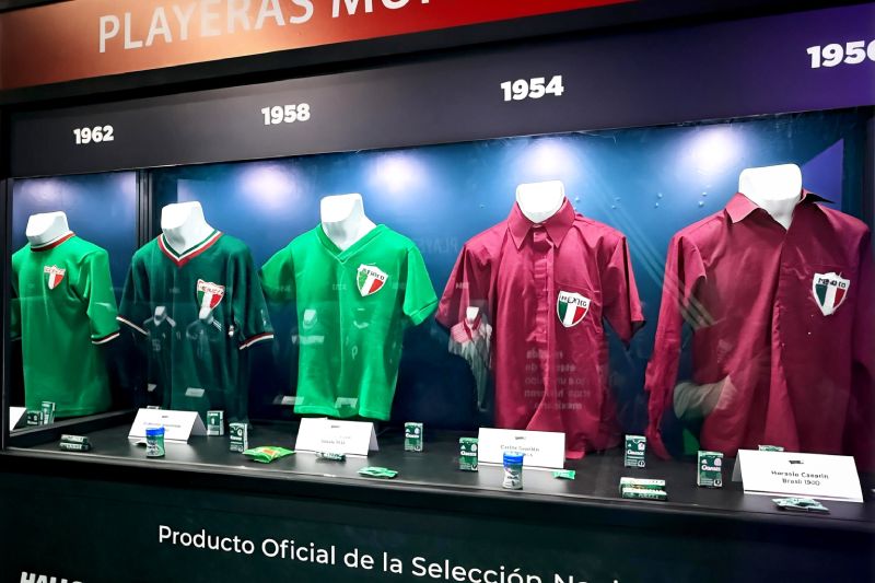 Pasión y Gloria por el Fútbol — Playeras mundialistas Vitrina con playeras históricas de la Selección Mexicana de distintos mundiales.
