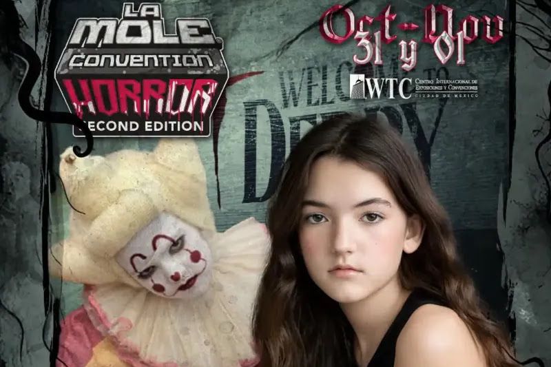 Emma-Leigh Cullen invitada en La Mole Horror Edition 2 Cartel promocional de La Mole Horror Edition 2 con el logotipo del evento en la parte superior izquierda, acompañado de una fotografía de la actriz Emma-Leigh Cullen junto a una figura temática de payaso estilo terrorífico sobre un fondo oscuro con elementos góticos.