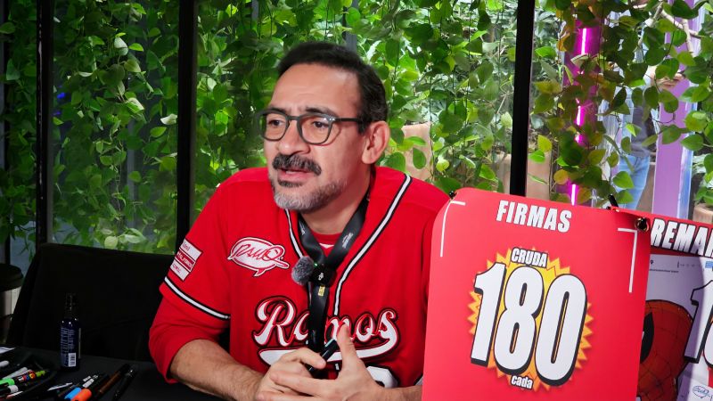 Humberto Ramos en la Experiencia Panini 2026 El reconocido dibujante de Spider-Man, Humberto Ramos, sonriendo en su mesa de autógrafos con un letrero de firmas durante la Experiencia Panini 2026.