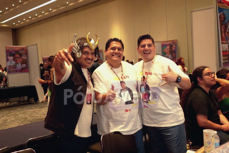 Los hermanos Silva en AniMole 4 Los hermanos Silva posando sonrientes durante su convivencia en el área de invitados de AniMole 4, usando playeras conmemorativas y uno de ellos portando un casco dorado de cosplay.