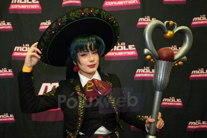 Cosplay de Sailor Pluto con traje de charro en AniMole 4 Cosplayer personificando a Sailor Pluto vestida con un traje de charro mexicano negro con bordados florales y sombrerote, sosteniendo el Cetro del Granate.
