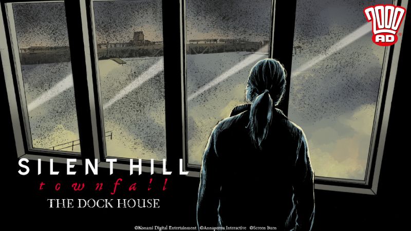 SILENT HILL Townfall The Dock House anuncia comic precuela con 2000 AD Ilustración en tonos oscuros y amarillos de una persona de espaldas mirando por una ventana metálica hacia un muelle bajo la niebla, con el logotipo de Silent Hill Townfall The Dock House y el sello de 2000 AD.