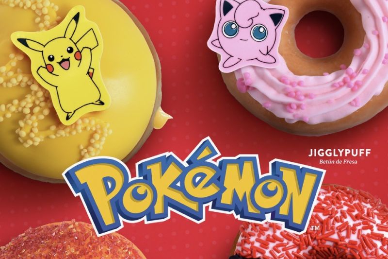 Colección de donas Pokémon en Krispy Kreme México Composición publicitaria sobre fondo rojo con el logotipo oficial de Pokémon en el centro. En la esquina superior izquierda se aprecia la dona de Pikachu amarilla con relleno de mango; en la esquina superior derecha la dona de Jigglypuff con betún de fresa rosado y perlas de azúcar; en la parte inferior se observan detalles de las donas de Charmander y Pokébola.