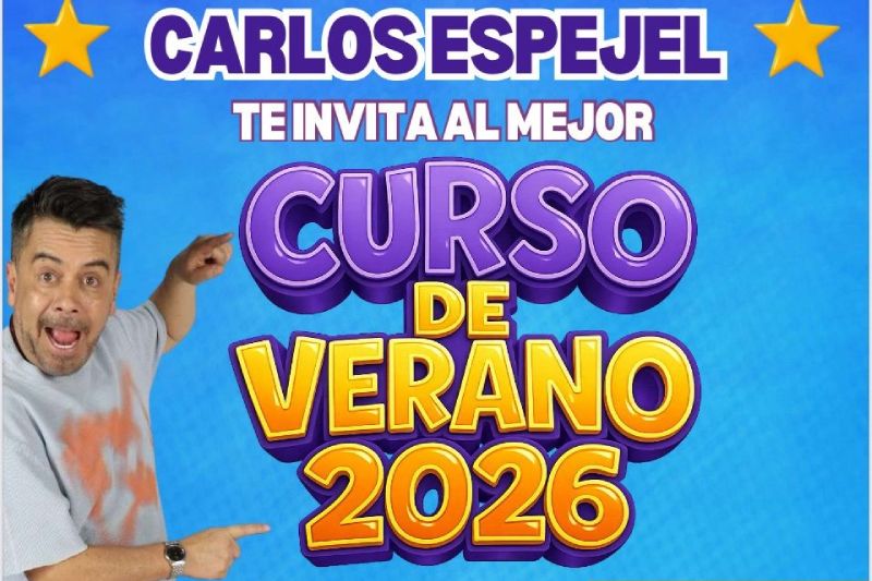 Cartel promocional con fondo azul donde se anuncia el Curso de Verano 2026 de Xpresión, acompañado por la imagen de un presentador señalando el texto.