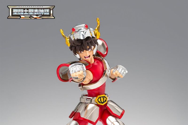 Figura articulada de un personaje con armadura metálica y postura dinámica sobre fondo neutro.