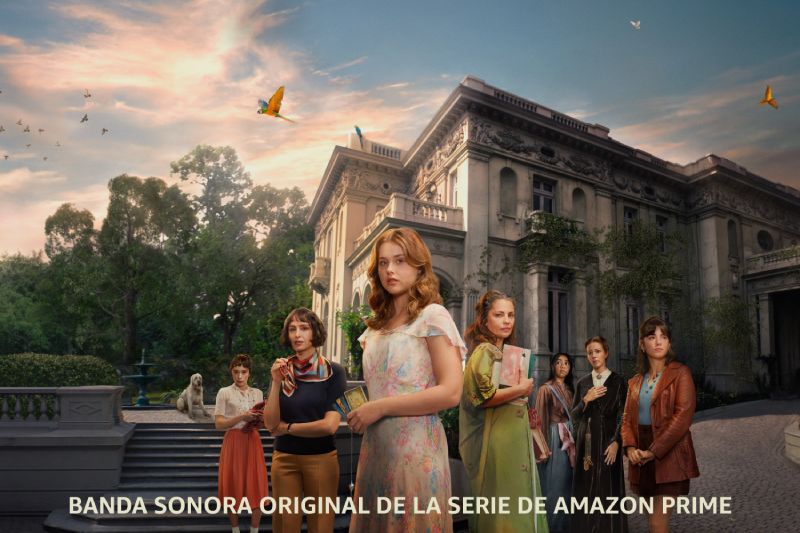 Imagen promocional con el elenco principal de una serie frente a un edificio histórico, acompañada de un cielo luminoso y elementos visuales que evocan un tono dramático.