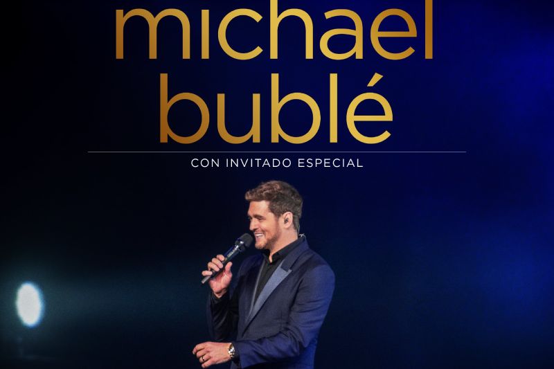 Michael Bublé inaugurará el Coliseo GNP Seguros en Guadalajara Fotografía de Michael Bublé sonriendo con un micrófono en la mano sobre el escenario, bajo el texto dorado Michael Bublé con invitado especial.
