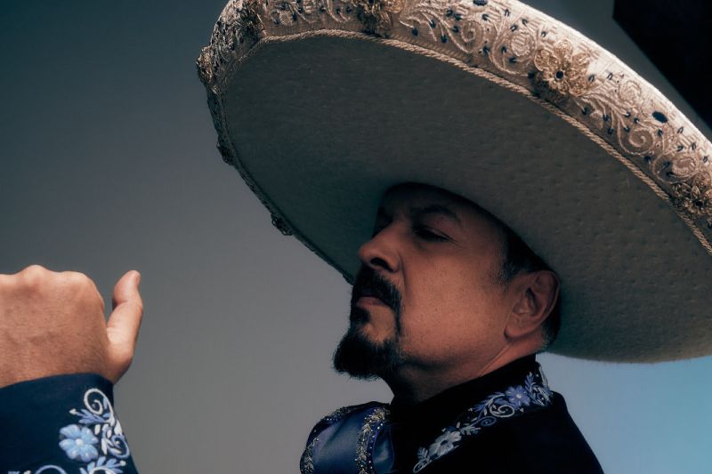 Pepe Aguilar abre una nueva etapa musical con el lanzamiento de “Disculpe Usted”