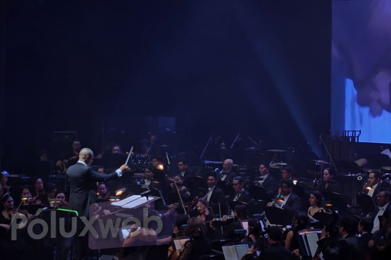 Rodrigo Cadet y la Orquesta Sincrophonia El director Rodrigo Cadet dirigiendo a la Orquesta Sincrophonia en el escenario del Auditorio Nacional.