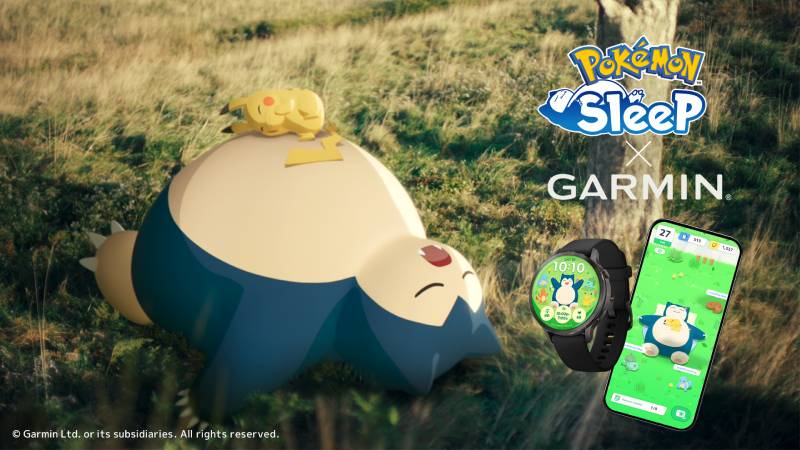 Escena con Snorlax y Pikachu descansando sobre el pasto junto a un reloj inteligente y un telefono que muestran interfaces temáticas de Pokémon Sleep.