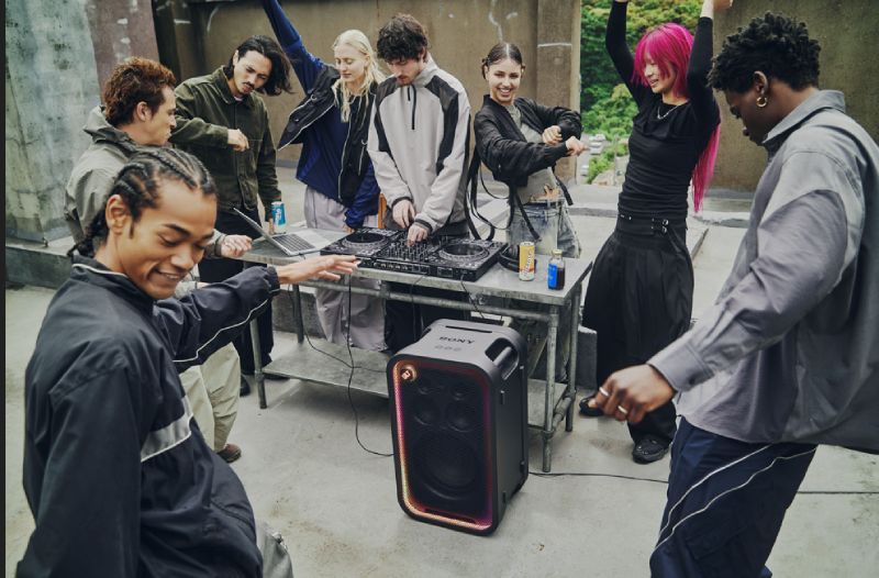 Lanza las bocinas ULT TOWER MAX con sonido 360°, modos de graves ULT y funciones para DJ
