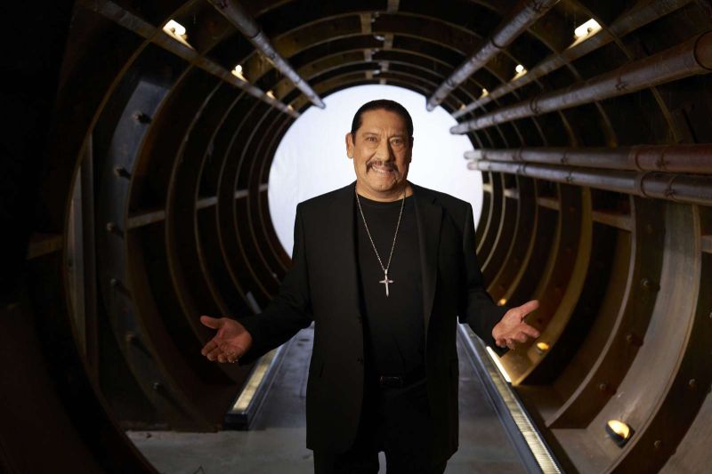 Imagen promocional de Misterios Inexplorados Persona de pie dentro de un túnel metálico iluminado, con un halo de luz al fondo y una atmósfera cinematográfica.