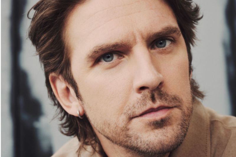Retrato de Dan Stevens con expresión seria en primer plano, destacando su participación en Dexter: Resurrección.