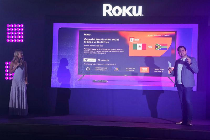 Mundo Roku 2026 – Presentación oficial Escenario con dos presentadores frente a una pantalla que muestra la interfaz de Roku con información relacionada al Mundial 2026.