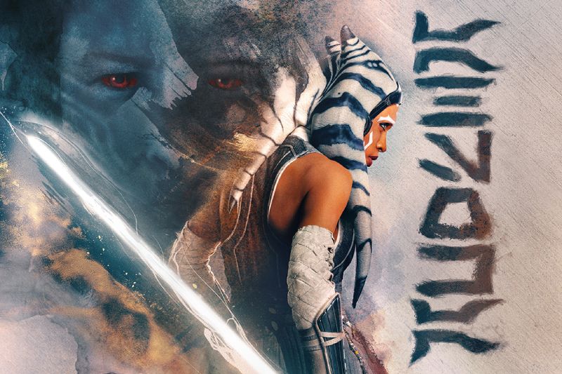 Póster promocional de Ahsoka Temporada 2 Ilustración promocional de estilo artístico que muestra a Ahsoka Tano de perfil sosteniendo su sable de luz blanco encendido, mientras al fondo se dibuja en tonos fríos la silueta del rostro del Gran Almirante Thrawn con sus característicos ojos rojos.