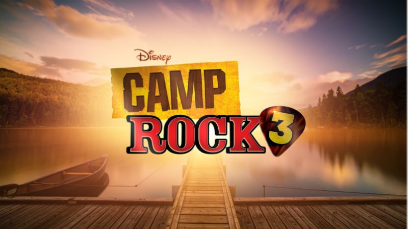 Logotipo de Camp Rock 3 en Disney+ Logotipo de Camp Rock 3 sobre una púa de guitarra frente a un muelle de madera en un lago al atardecer.