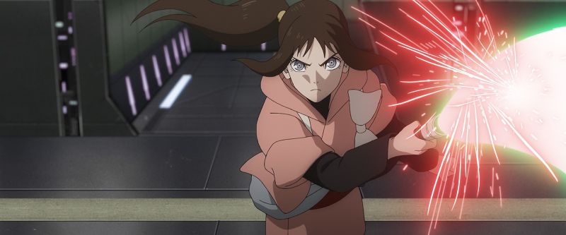 Kara en pleno combate con sable de luz en La Novena Jedi Plano medio de Kara en posición de combate empuñando su sable de luz verde contra chispas rojas durante un enfrentamiento intenso en un pasillo industrial.