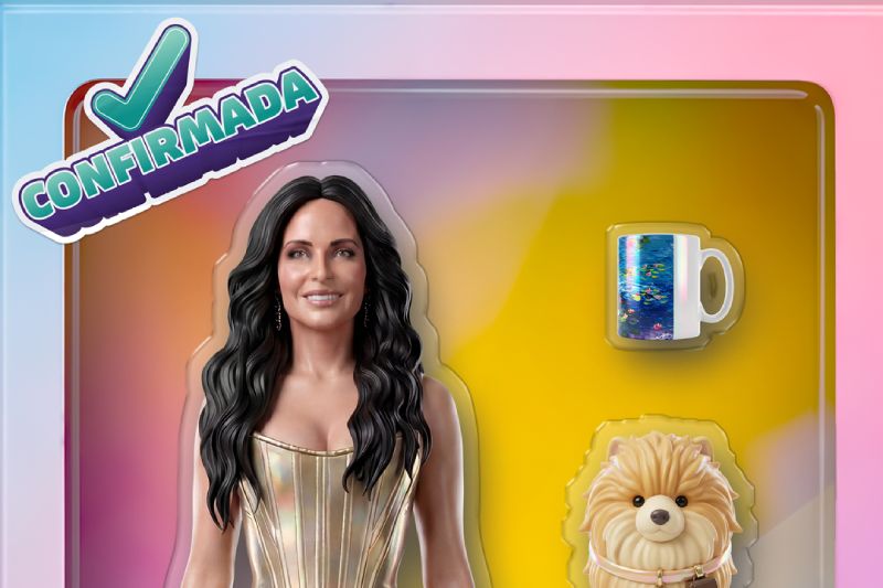 Ximena Herrera en arte promocional de La Casa de los Famosos México Imagen promocional con una figura estilo coleccionable que representa a Ximena Herrera junto a accesorios sobre fondo de colores pastel.
