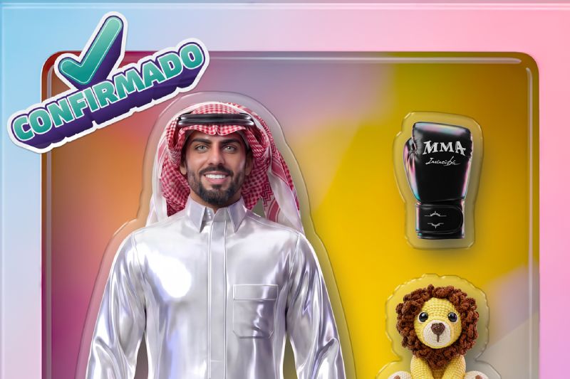 Gráfico promocional de Masad Al-Tamimi representado como un muñeco de acción dentro de una caja de juguete rosa y azul. Viste un thawb tradicional blanco y un keffiyeh rojo y blanco en la cabeza, sonriendo a la cámara. Al lado derecho de la caja se observan accesorios de juguete como un guante de boxeo negro con la inscripción MMA, un pequeño león de peluche tejido y una bufanda doblada.
