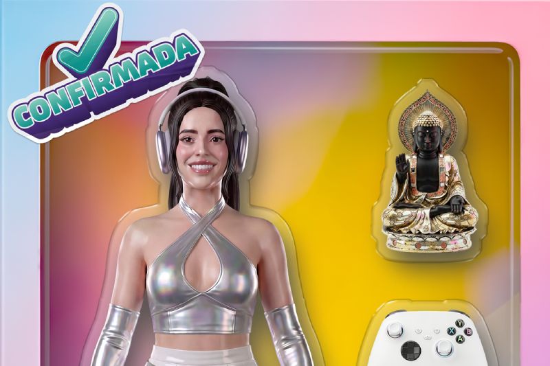 Gráfico promocional de la actriz Arantza Ruiz diseñada como una figura de acción gamer dentro de un empaque plástico transparente de juguete con fondo amarillo y rosa. La figura viste un top cruzado plateado brillante y guantes largos a juego, portando audífonos de diadema grises sobre su cabello oscuro recogido. En el lado derecho del empaque se aprecian como accesorios de juguete una pequeña estatua de Buda sentado de color negro y oro, junto a la parte superior de un control de videojuegos inalámbrico blanco.