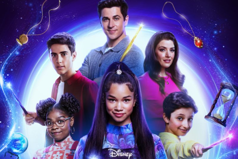 Elenco principal de Los hechiceros mas alla de Waverly Place Temporada 3 en Disney Plus Arte promocional en plano medio con fondo místico azul y morado iluminado con destellos dorados y un portal circular en el centro. En la parte superior sobresale David Henrie como Justin Russo sonriendo, flanqueado por Alkaio Thiele como Roman Russo con camisa roja y Mimi Gianopulos como Giada Russo con blusa rosa. En la parte inferior, Janice LeAnn Brown como Billie ocupa el centro vistiendo un atuendo estampado, acompañada por Taylor Cora como Winter sosteniendo una varita y Max Matenko como Milo Russo extendiendo una varita mágica que emite luz rosada. En el borde inferior se ubica el logotipo oficial blanco de Disney.