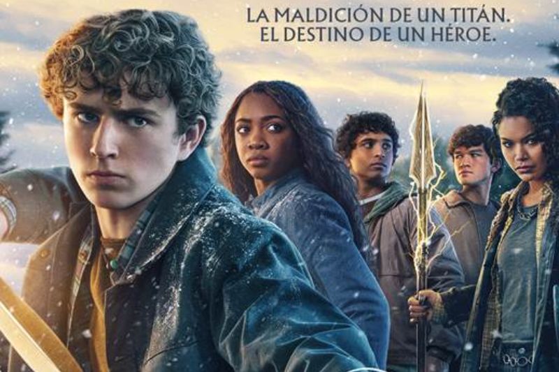 Póster promocional oficial de Percy Jackson y los dioses del Olimpo Temporada 3 en Disney Plus Póster oficial promocional para la serie de televisión sobre un fondo nevado. En primer plano a la izquierda, Walker Scobell como Percy Jackson sostiene una espada corta con mirada decidida. Al centro y a la derecha lo acompañan Tamara Smart como Thalia Grace sosteniendo una lanza que emite destellos eléctricos, Aryan Simhadri como Grover Underwood, Charlie Bushnell como Luke Castellan y Leah Sava Jeffries como Annabeth Chase. En la parte superior se lee en tipografía dorada "Disney PERCY JACKSON Y LOS DIOSES DEL OLIMPO", seguido del eslogan "LA MALDICIÓN DE UN TITÁN. EL DESTINO DE UN HÉRROE." y en el margen inferior "20 de noviembre Disney+".