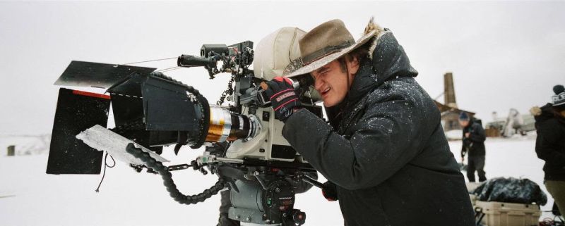 Making Tarantino – Detrás de cámaras Persona operando una cámara de cine profesional en un entorno nevado durante una filmación en exteriores.