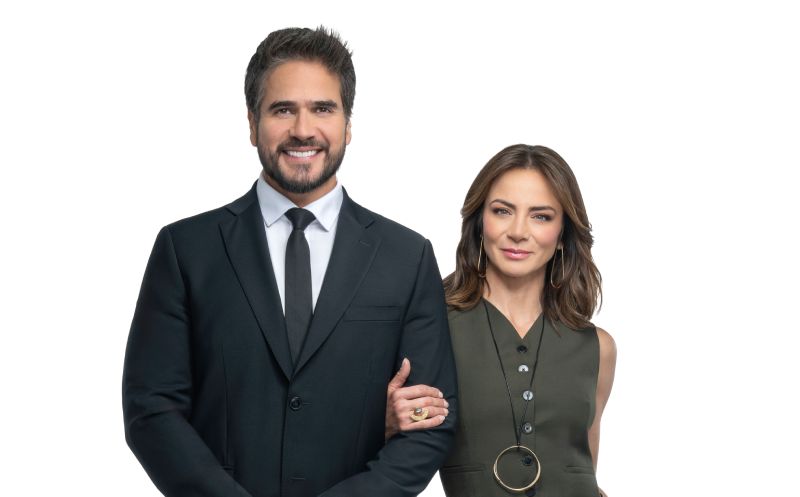 Fotografía promocional de Silvia Navarro y Daniel Arenas posando juntos para la campaña oficial de la telenovela “Guardián de mi vida”.