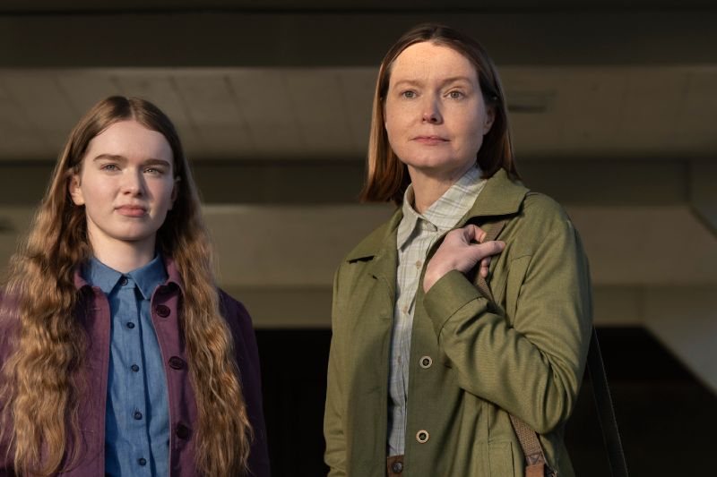Carrie y Margaret White en La Serie Summer H. Howell como Carrie White junto a Samantha Sloyan como Margaret White vestidas con ropa sobria y mirando fijamente hacia el frente.