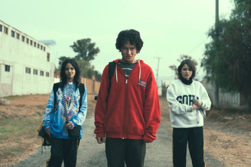 Elenco Protagonista de "Prefiero la muerte" Los tres protagonistas juveniles caminando por una calle de tierra, liderados por Diego Bernal en el centro con chamarra roja.