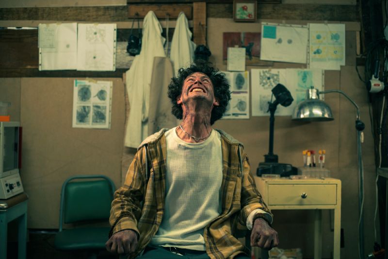 Transformación de Archie en "Prefiero la muerte" Un joven amarrado a una silla en un laboratorio improvisado gritando hacia el techo durante su transformación.