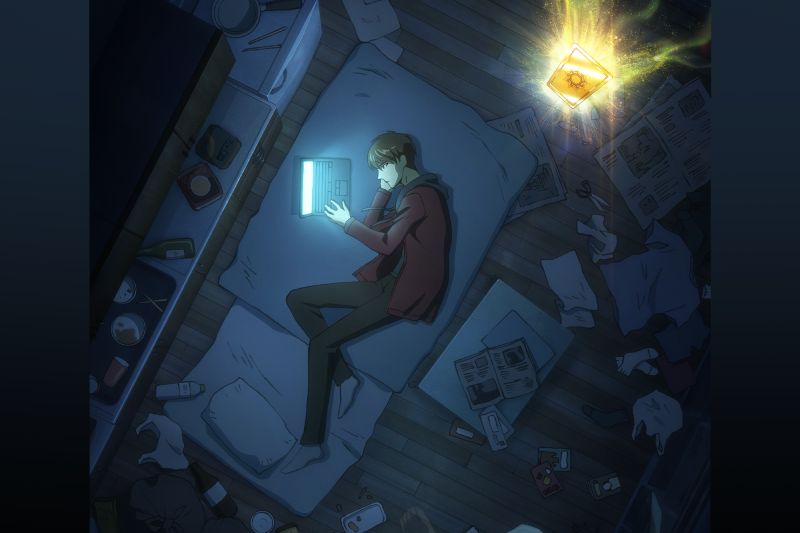 Primer arte promocional del anime SSS-Class Revival Hunter Ilustración en vista superior que muestra a un joven tendido en un colchón dentro de una habitación oscura y desordenada mientras revisa una laptop encendida, acompañado por la presencia de una carta flotante que emite una intensa luz dorada en la esquina superior derecha.