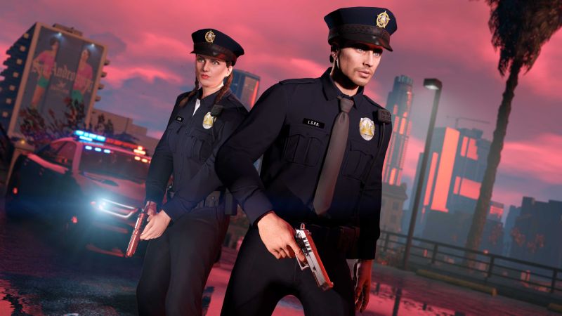 Evento de vigilancia vecinal en GTA Online Dos oficiales de policía posan frente a una patrulla con luces encendidas en una ciudad al atardecer, con un estilo visual inspirado en el universo de GTA.
