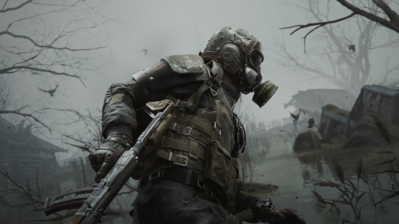 METRO 2039 – Presentación oficial Figura armada con máscara y equipo táctico avanzando en un entorno pantanoso y desolado, con estructuras deterioradas al fondo.