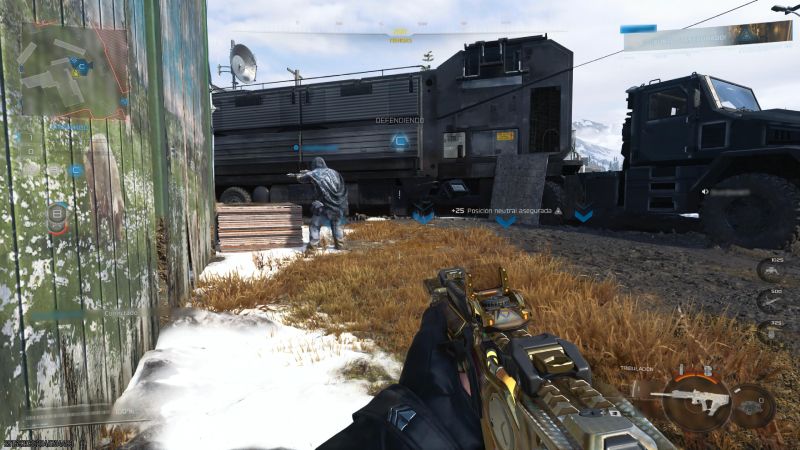 Jugador apuntando un rifle dorado hacia un soldado en un entorno mixto de nieve, madera y vehículos militares.
