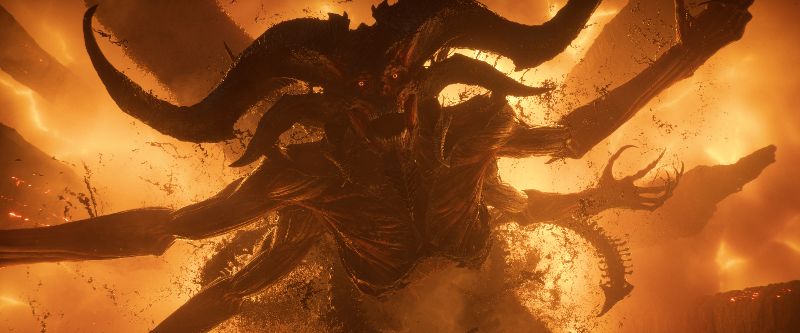 Criatura infernal – Diablo IV Criatura demoníaca rodeada de llamas intensas en un entorno infernal.