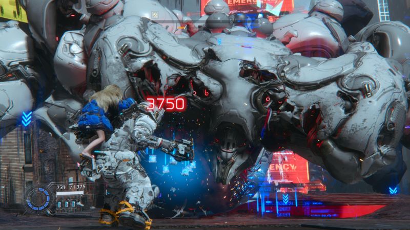 Batalla colosal – Pragmata Personaje en exotraje enfrentando a un enorme robot en un entorno urbano iluminado.