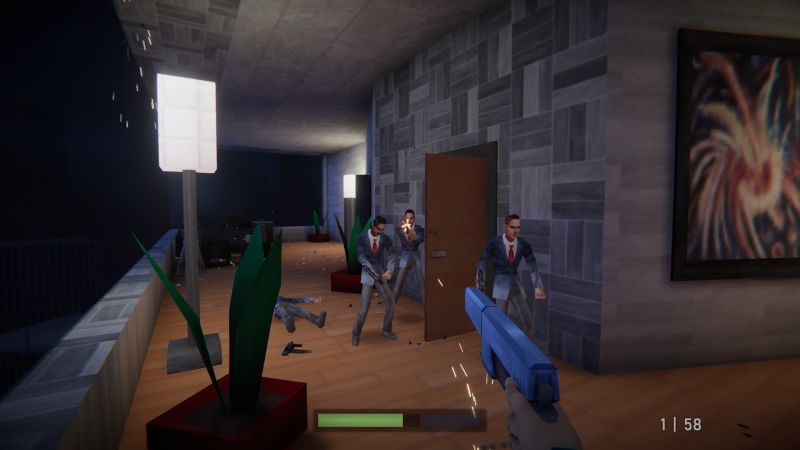 Captura de pantalla de videojuego en primera persona estilo poligonal de los años 90. En el centro, la mano del jugador sostiene una pistola de color azul apuntando hacia tres enemigos vestidos con trajes grises y corbatas rojas dentro de un pasillo iluminado con piso de madera. Al fondo se observa a un enemigo caído en el suelo junto a plantas decorativas y paredes texturizadas.