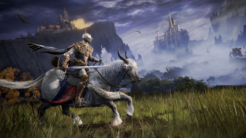 Un Sinluz montando a Torrent en ELDEN RING Tarnished Edition Captura oficial de ELDEN RING Tarnished Edition. Muestra a un Sinluz vistiendo una armadura ornada con capa sobre su montura espectral Torrent en un prado con hierba y flores amarillas. Al fondo se aprecia el imponente castillo flotante de Raya Lucaria entre la bruma y colinas bajo un cielo atardecido.