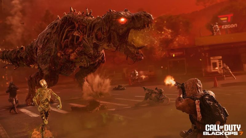 Arte promocional del modo Zombies en la Temporada 5 Recargada de Call of Duty: Black Ops 7 Escena cinematográfica de combate del modo Zombies en Call of Duty: Black Ops 7. Un gigantesco Tiranosaurio Rex zombi mutado con huesos expuestos y fuego rugiendo en una calle iluminada en rojo, mientras operadores armados le disparan.