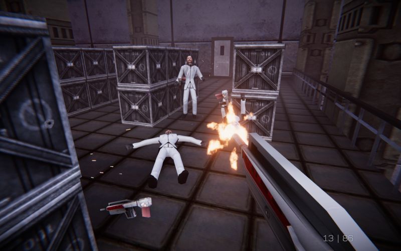 Variedad de armas y elementos destructibles en Agent 64 El jugador sosteniendo una escopeta retro frente a un barril rojo explosivo en un depósito de carga industrial.