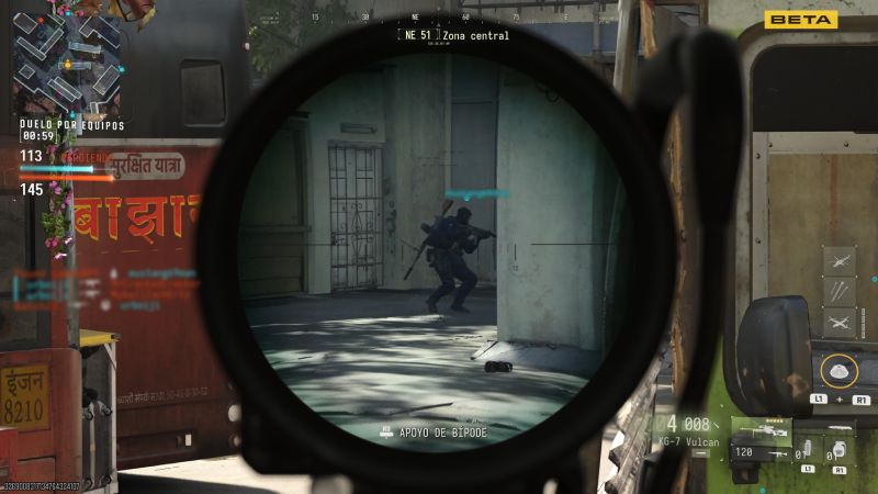 Vista a través de la mira telescópica de un rifle de francotirador KG-7 Vulcan apuntando a un enemigo en un callejón.