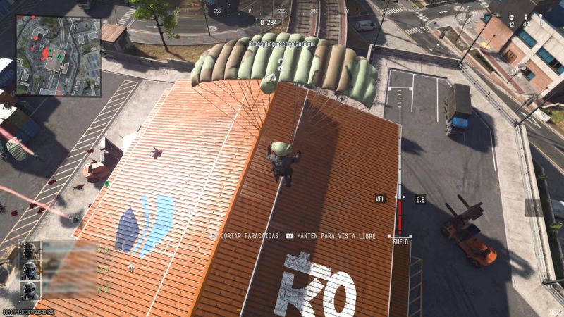 Vista aérea en primera persona de un operador descendiendo en paracaídas sobre el techo de una fábrica en el mapa Zodiac de Warzone Resurgence.