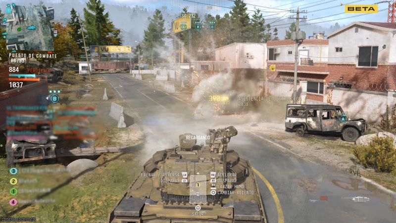 Vista desde un tanque de guerra disparando en una carretera suburbana durante una partida de Guerra Terrestre (Ground War).