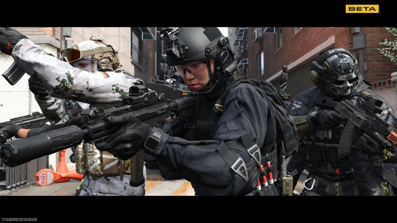 Tres operadores militares con trajes tácticos y cascos avanzados caminando en formación en un callejón urbano.