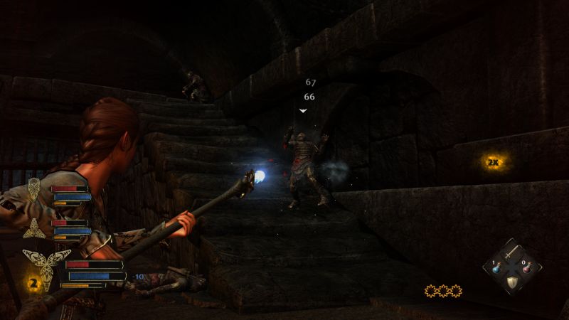 Andriel apuntando un proyectil mágico hacia un orco en las escaleras de una prisión subterránea utilizando el nuevo sistema de fijado de blanco.