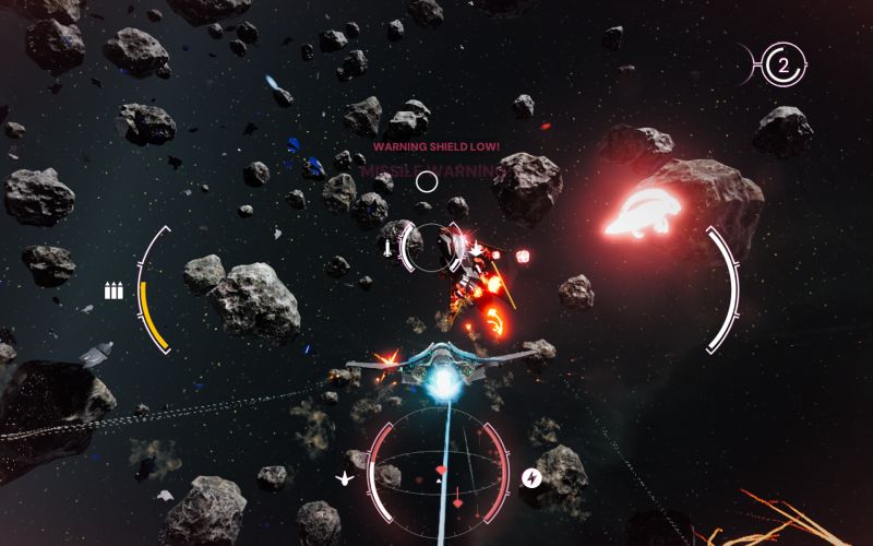 Vista en tercera persona de la nave espacial navegando en un denso campo de asteroides mientras la interfaz muestra alertas de escudero y misiles.
