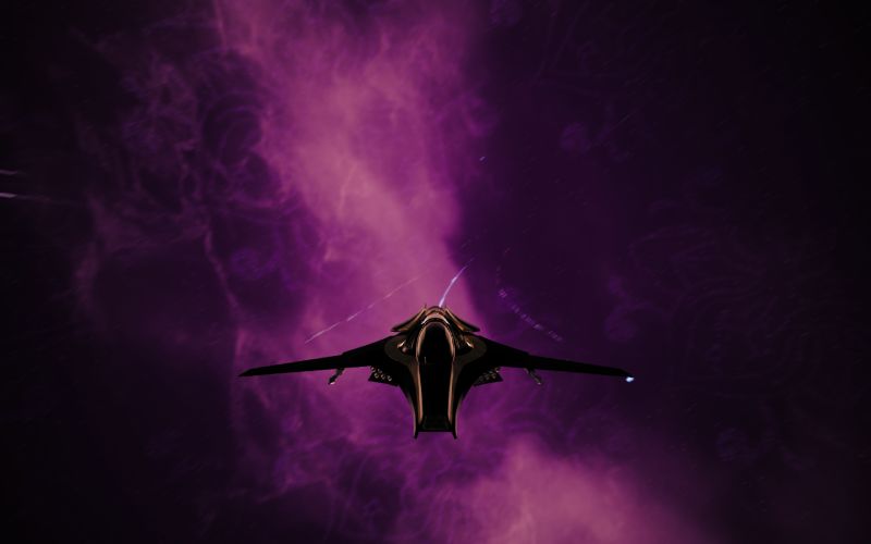 Vista posterior de la nave espacial del jugador volando de manera solitaria contra una nebulosa espacial en tonos violeta.